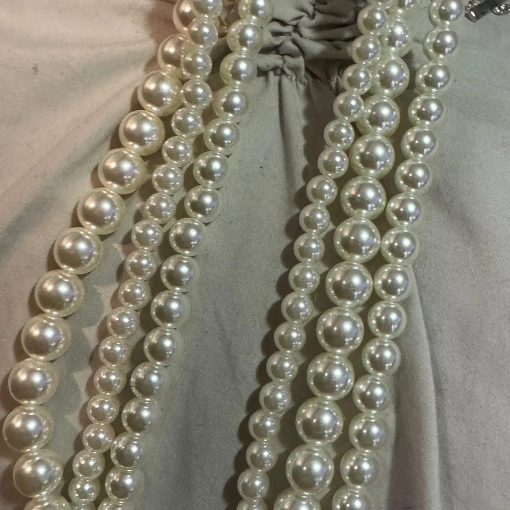 Luxurious Pearl and Silver Statement Necklace - Picture 6 of 6